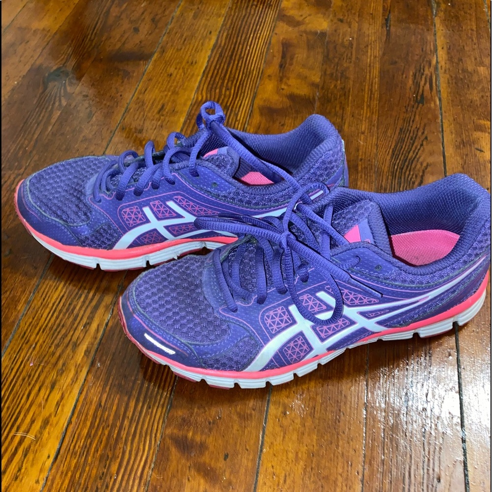 Purple/pink tennis shoes